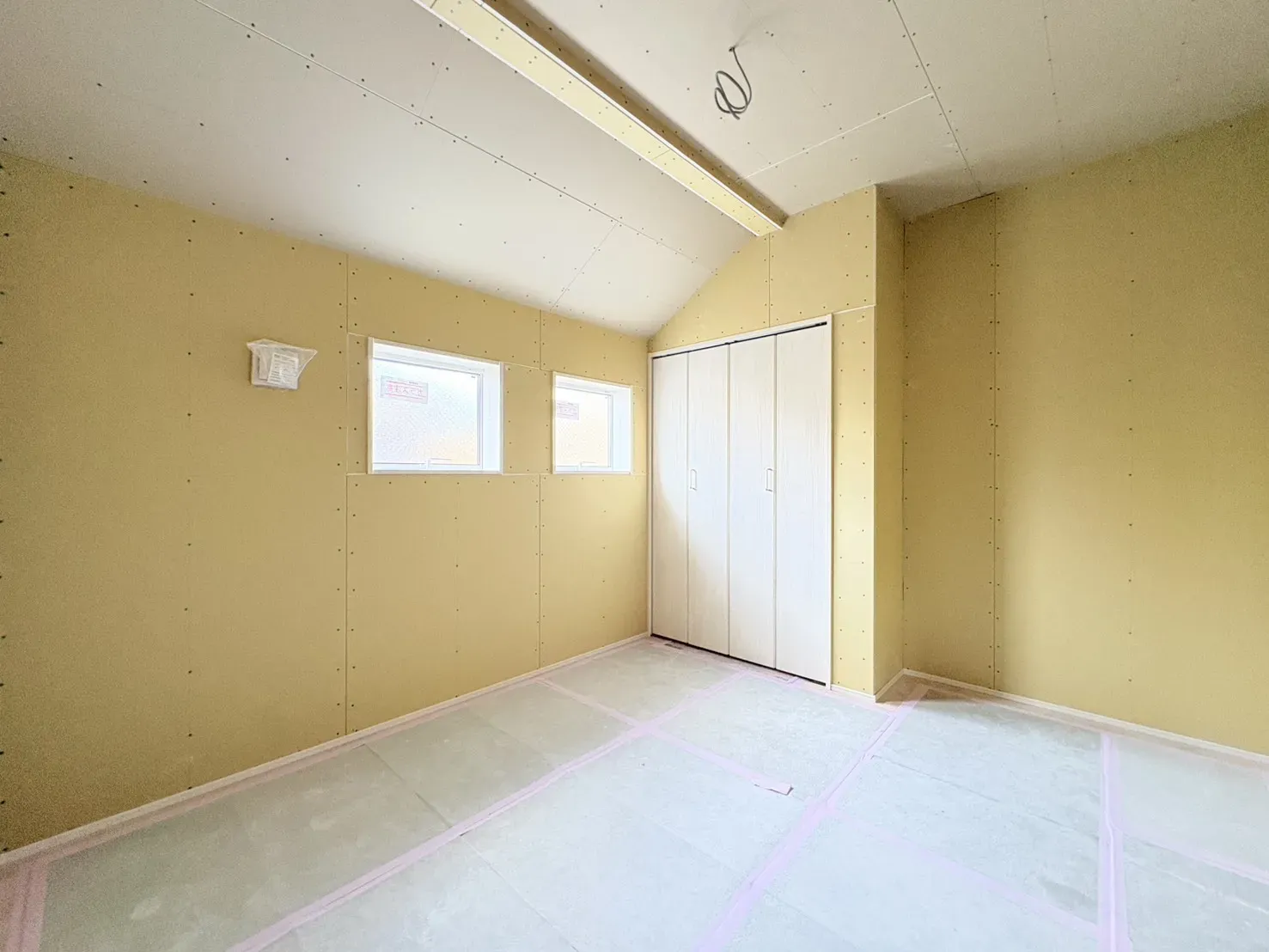 【洋室:4.8帖】
こちらのお部屋は独立性が高く、書斎やお子様のお部屋にもおすすめです。