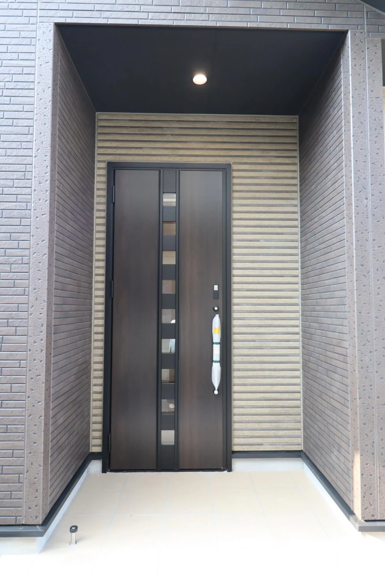 3号棟　玄関
シックで洗練された高級感溢れる外観♪
思わず目を惹く玄関です♪