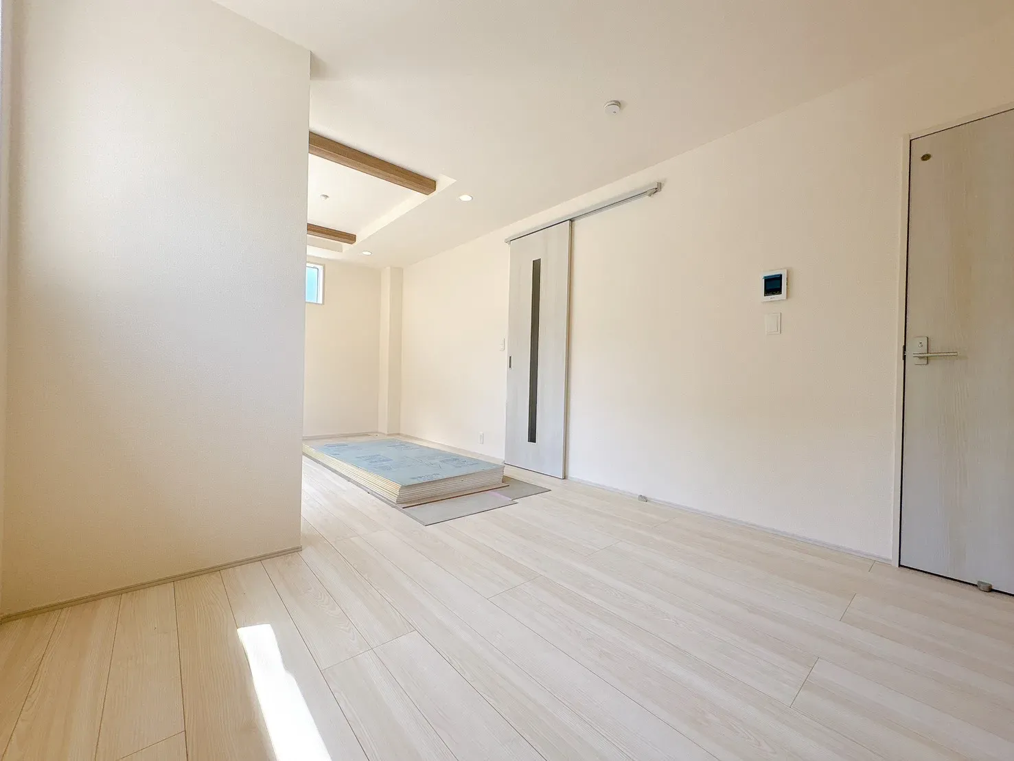 【LDK(18.25帖)】ご家族が自然と顔を合わせる対面式キッチンとリビングイン階段を採用◎コミュうにーションが生まれやすい間取りです。