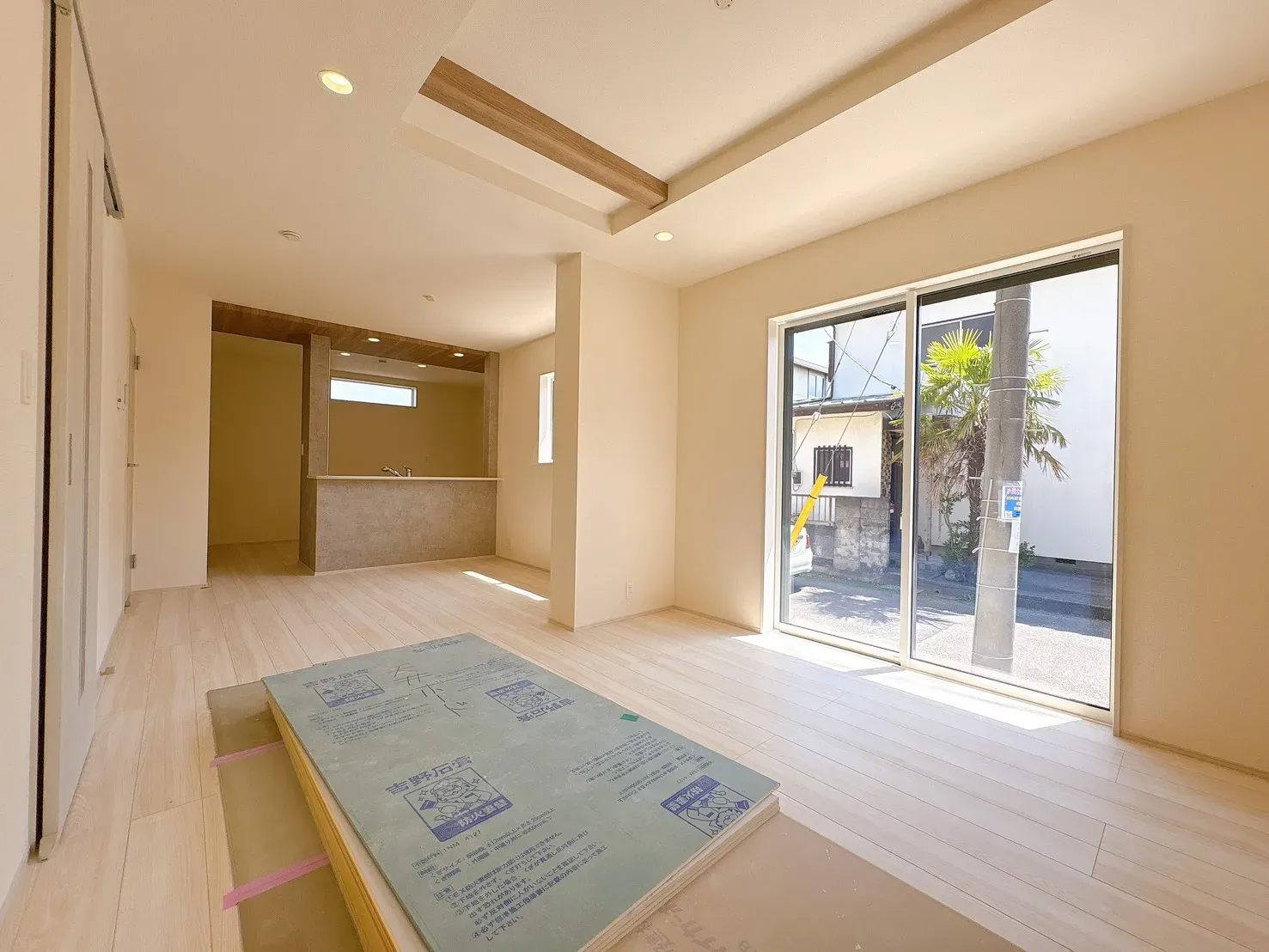 【LDK(18.25帖)】陽当たり良好な明るく開放感のあるLDK。18.75帖の広さを確保しているため、レイアウトの自由度が高く、大型家具も無理なく配置可能です。