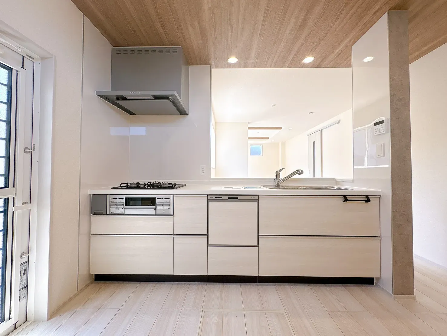 【キッチン】システムキッチンには、家事負担を軽減する食器洗乾燥機&グリル付き3口コンロを搭載しています。機能的な設備で家事負担を軽減◎