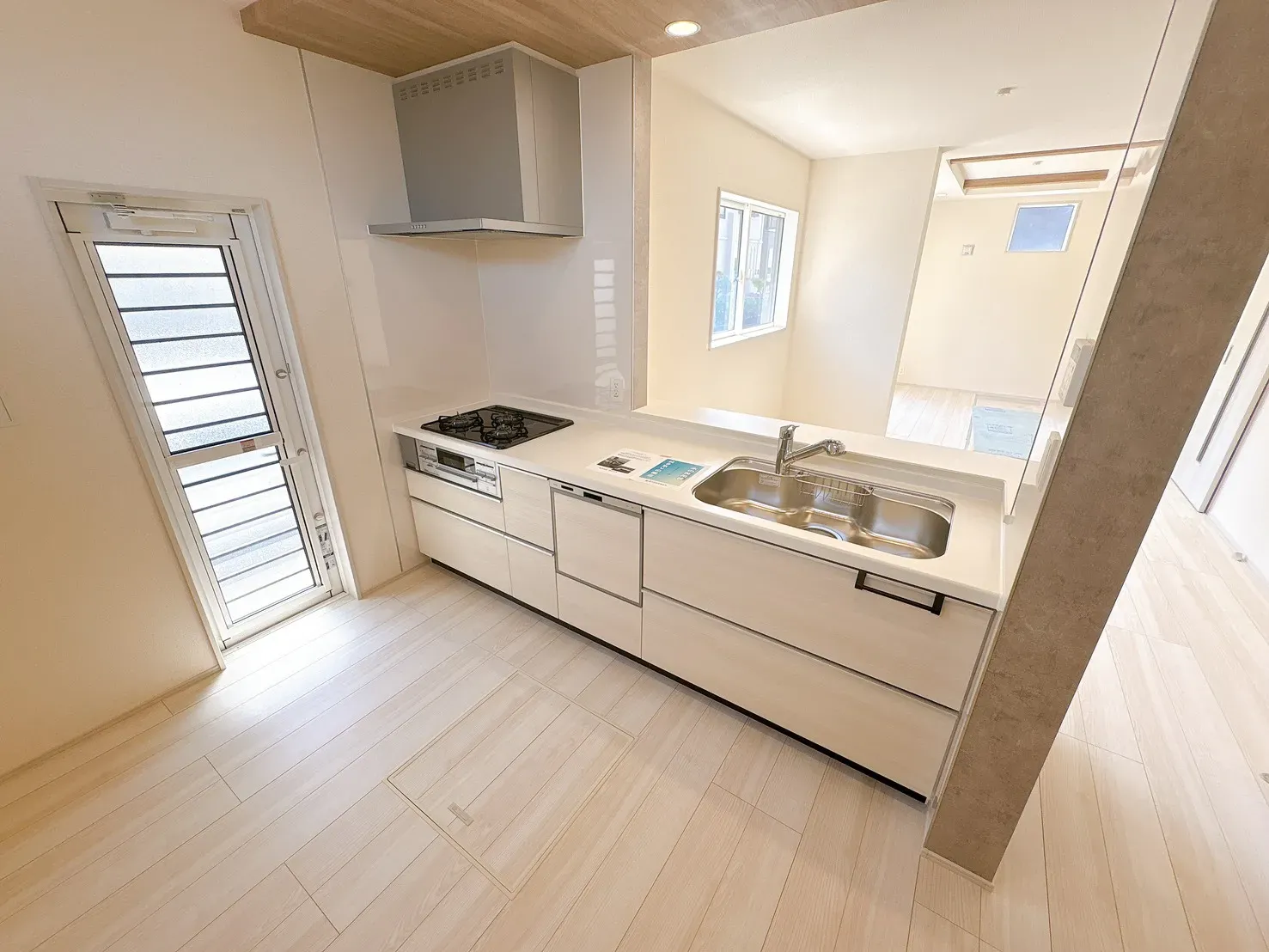 【キッチン】リビング全体が見渡せる対面キッチン◎LDKを一望できる、明るく開放感溢れるキッチンレイアウト!家族との会話が自然と生まれる設計です。