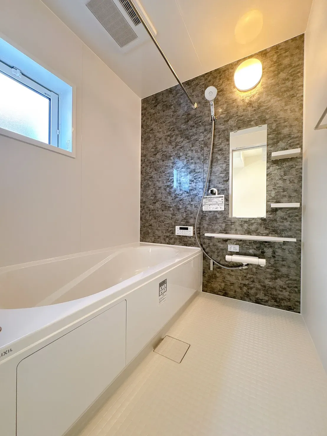 【浴室】雨の日や夜間の洗濯乾燥に便利な浴室換気乾燥機付きの浴室。ゆったりとした浴槽で、1日に疲れを癒していただける浴室です。洗濯物干しに便利な浴室換気乾燥機付き。