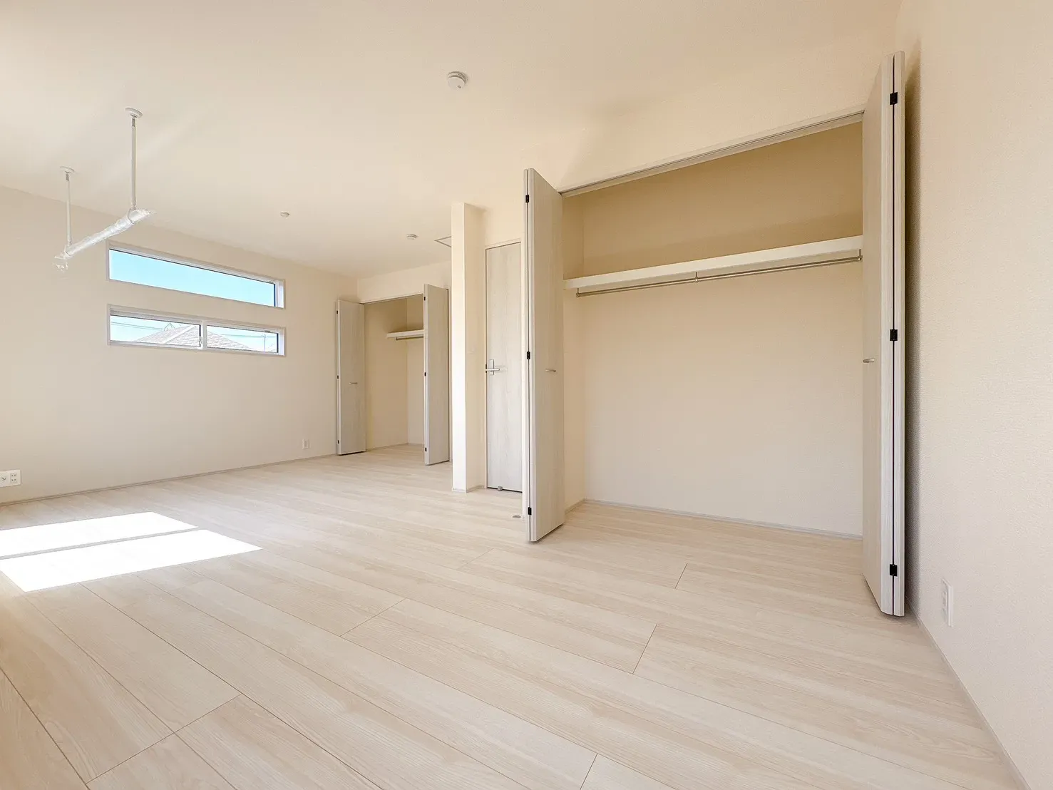 【洋室(11帖)】将来こども部屋として1部屋を2つの部屋にアレンジできるフレキシブルルーム(10.25帖)※将来2部屋として利用の場合、間仕切壁工事は有償となります。