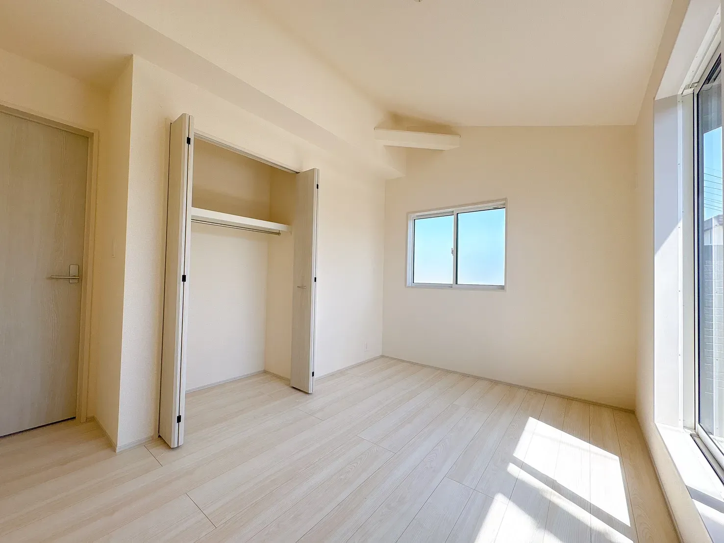 【洋室(5.68帖)】屋根の形状に合わせ開放感をアップした勾配天井を採用◎バルコニーサイドにあり明るく解放的お部屋になります。