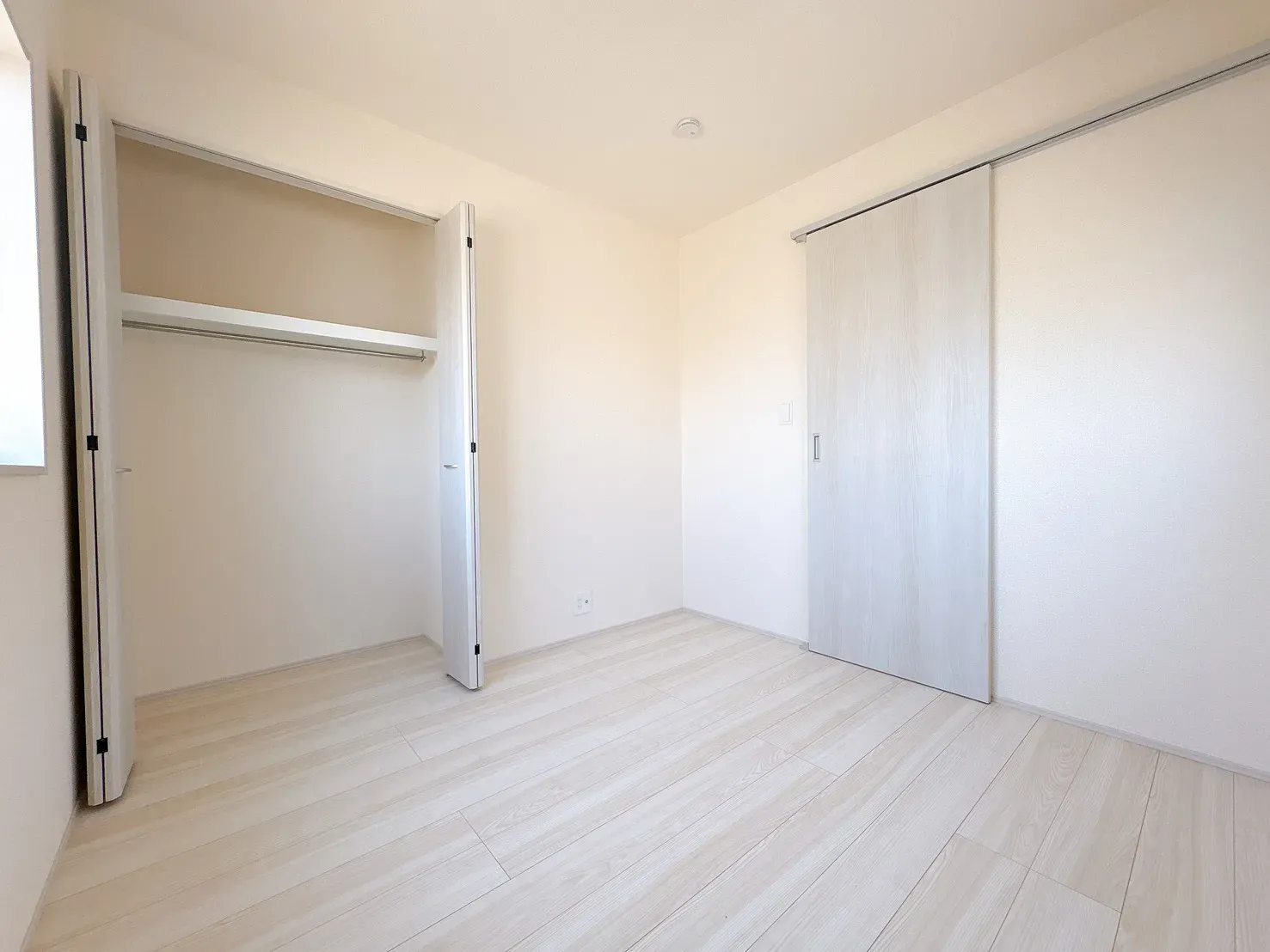 【洋室(4.5帖)】使い勝手の良いサイズのお部屋で、様々な用途でご利用可能◎扉付きのクローゼットが備わっており、身の回りの物をすっきり整理できます。