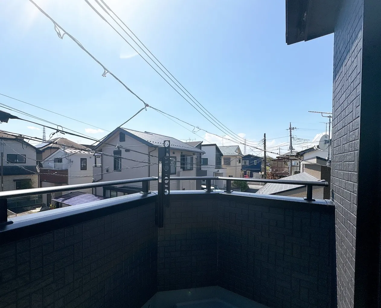 【バルコニー】広々設計のゆとりあるバルコニー♪洗濯物やお布団もゆったり干せる広さを確保。家族の暮らしにゆとりを生む、機能性と快適性を兼ね備えた空間です。