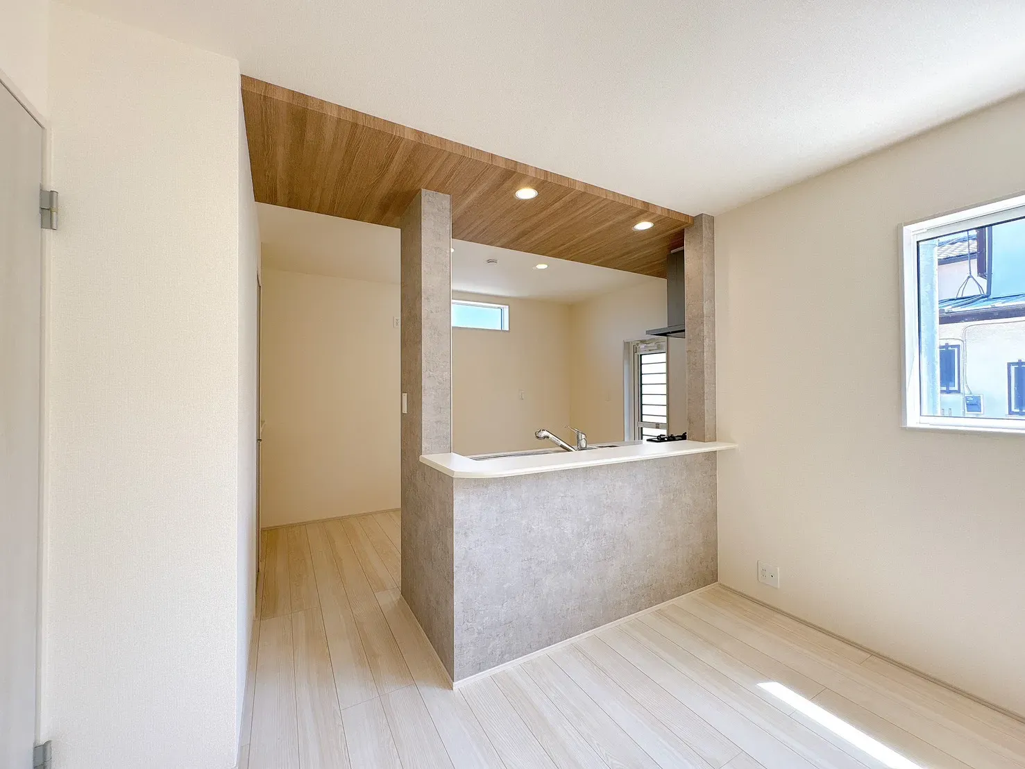 【キッチン前面】ポップアップ天井×アクセントクロスでメリハリのあるLDKに。立体感のあるデザインと、印象的なクロスが調和し、洗練された住空間を演出◎