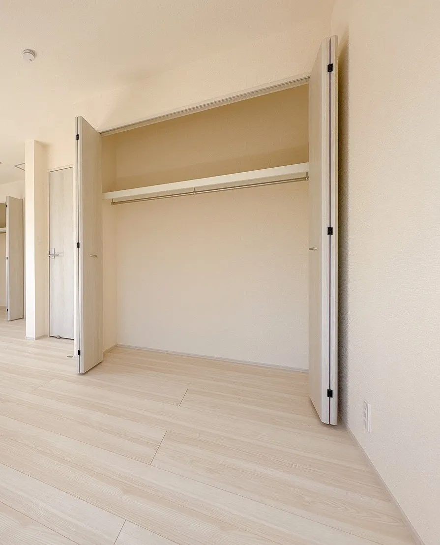 【クローゼット】全居室収納を設けることで、デットスペースを減らし居住空間を最大限に活用!家族それぞれの荷物をすっきり収納可能◎