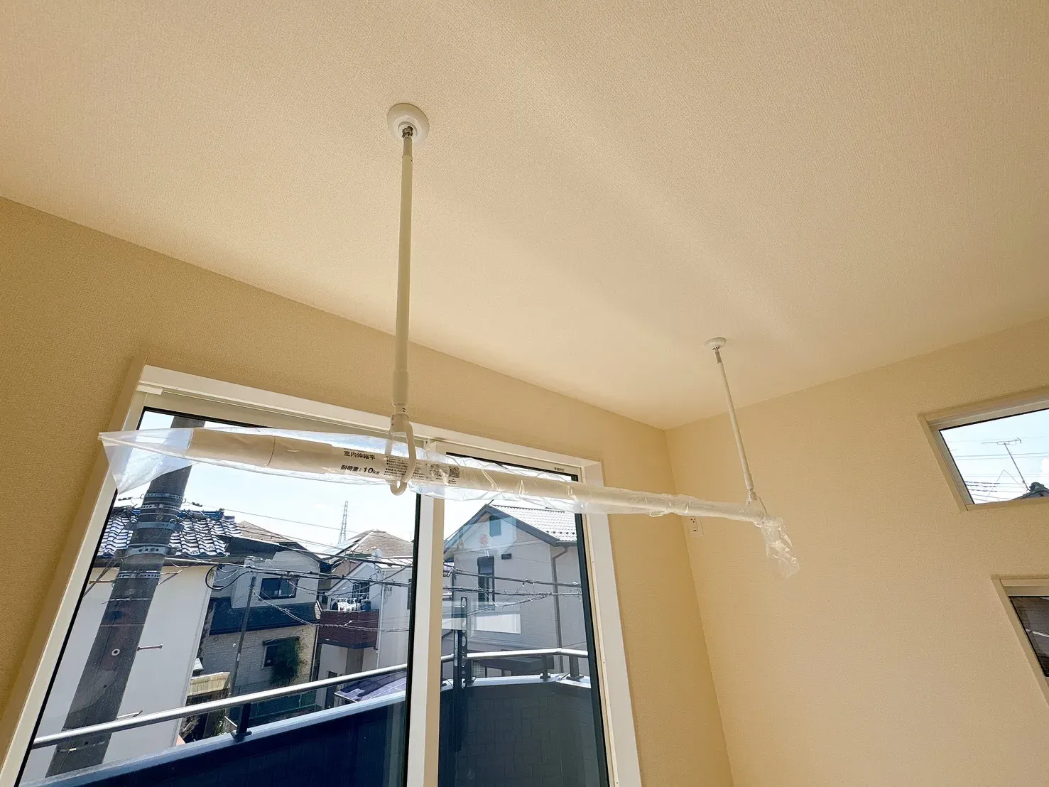 【室内物干】窓際には、吊下げ式の室内物干し付き◎天候や時間帯に関係なく、洗濯物を乾かせます。お好みの高さに調節可能です♪