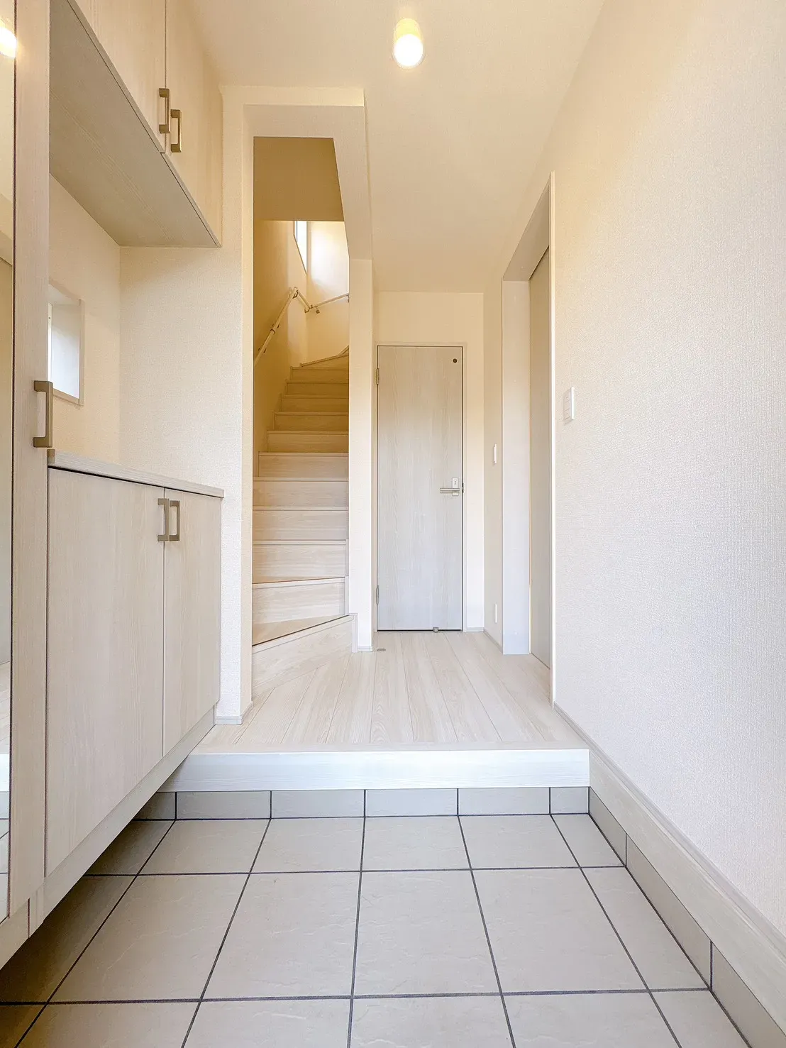 【玄関】ゆとりある広さの玄関です!シューズボックスは、姿見付きのため、外出前の身だしなみチェックが可能◎