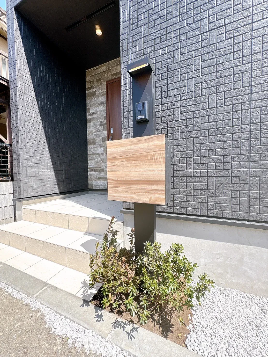 【玄関設備】テレビモニター付きインターフォンで来訪者を映像で確認できる安心設計。ポスト一体型の為に、外構回りもすっきとした印象です。