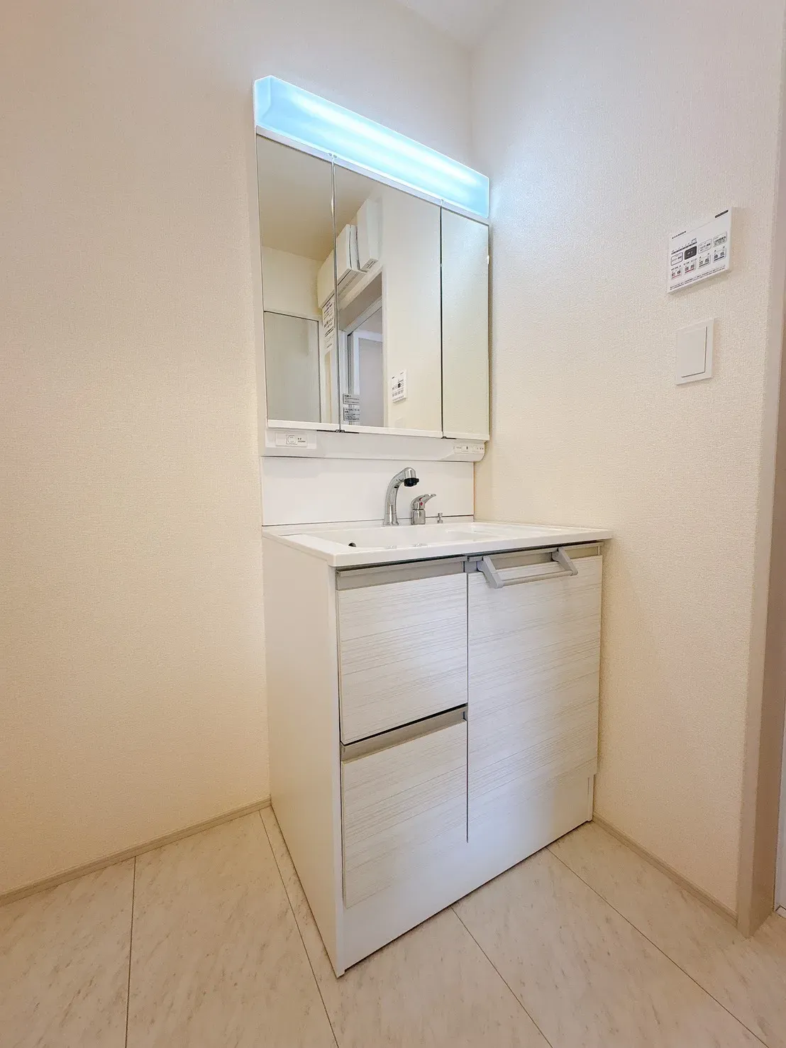 【脱衣場】身支度やヘアセットに便利な三面鏡タイプの洗面化粧台を設置。洗面室は玄関からLDKへの動線上に配置しており、帰宅時の手洗いもスムーズに行えます。