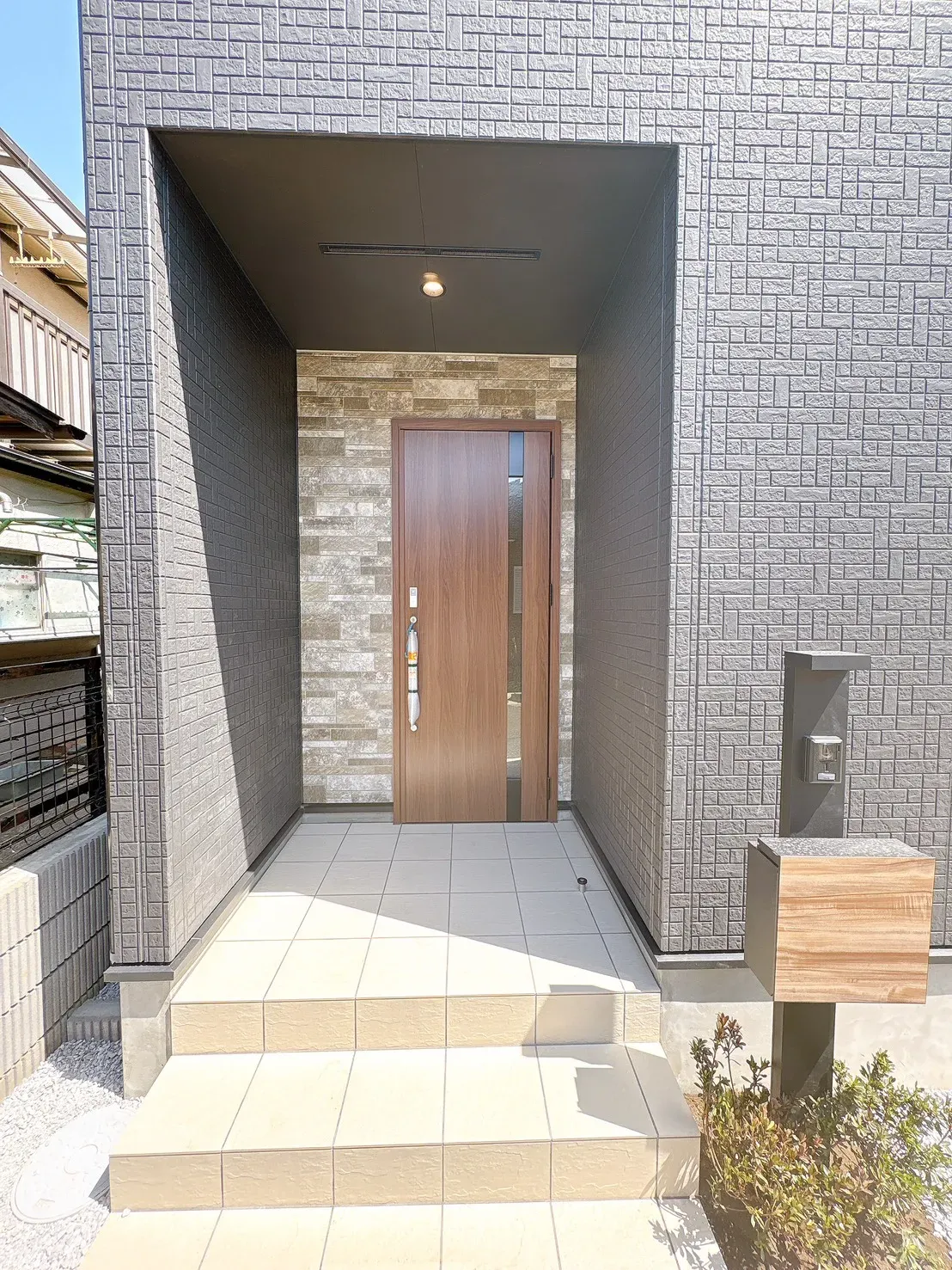 【玄関設備】らくらく施解錠のスマートキーです♪荷物で手がふさがっている日も、ストレスなく出入り可能です。