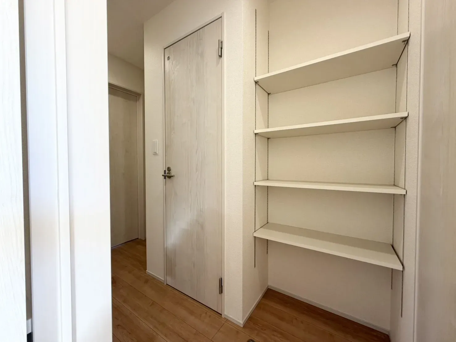 【4号棟　2階廊下収納】