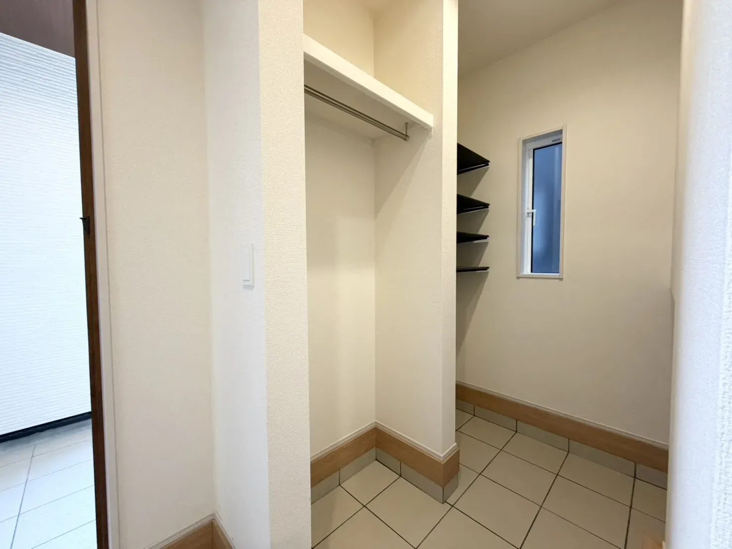 【4号棟　土間収納】