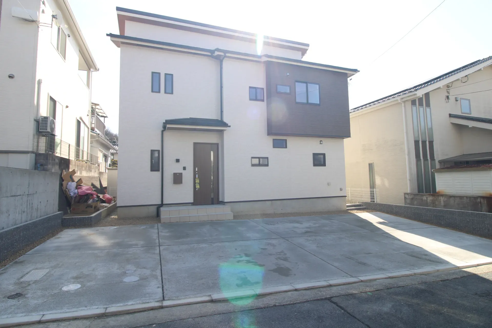 前面道路から見た外観