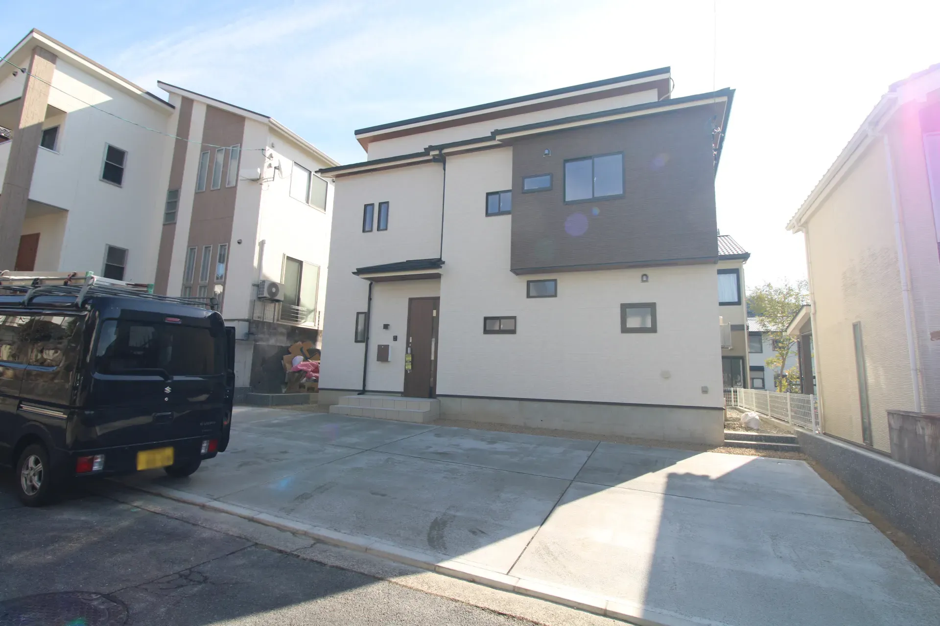 前面道路から見た外観