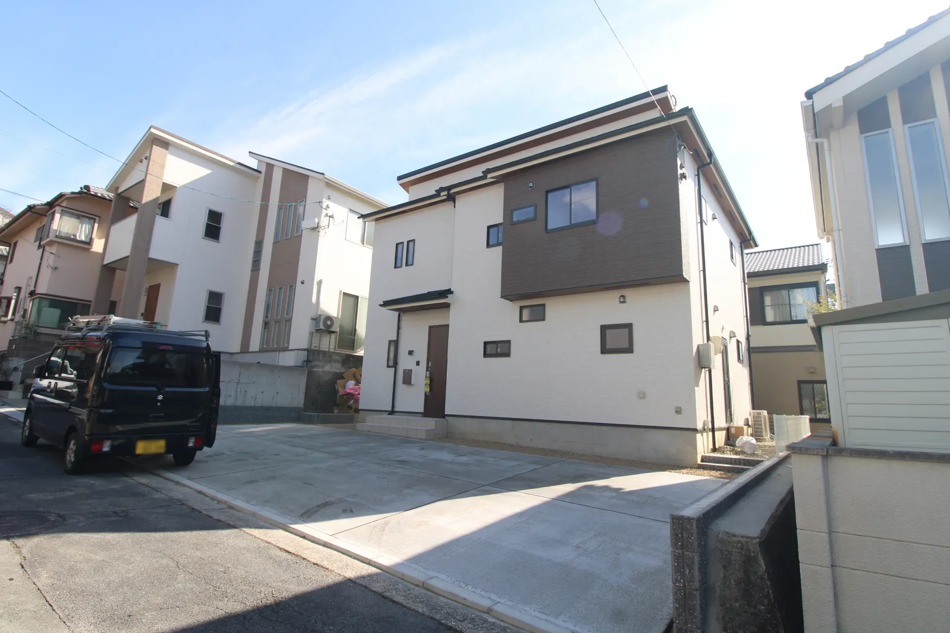 前面道路から見た外観