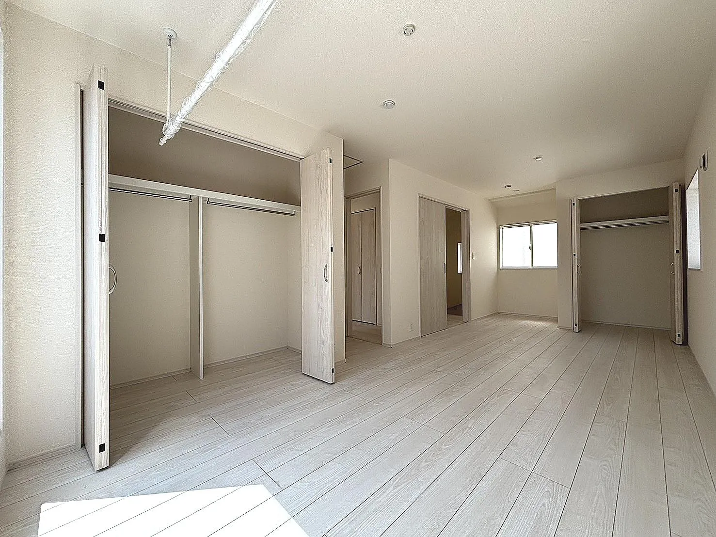 【1号棟】洋室10.5帖(壁設置で2部屋に分割可)