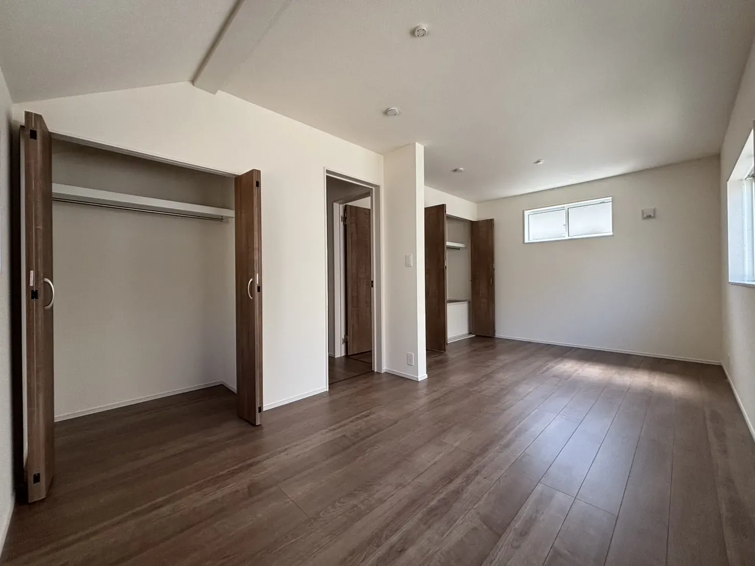 【2号棟】洋室9.5帖(壁設置で2部屋に分割可)