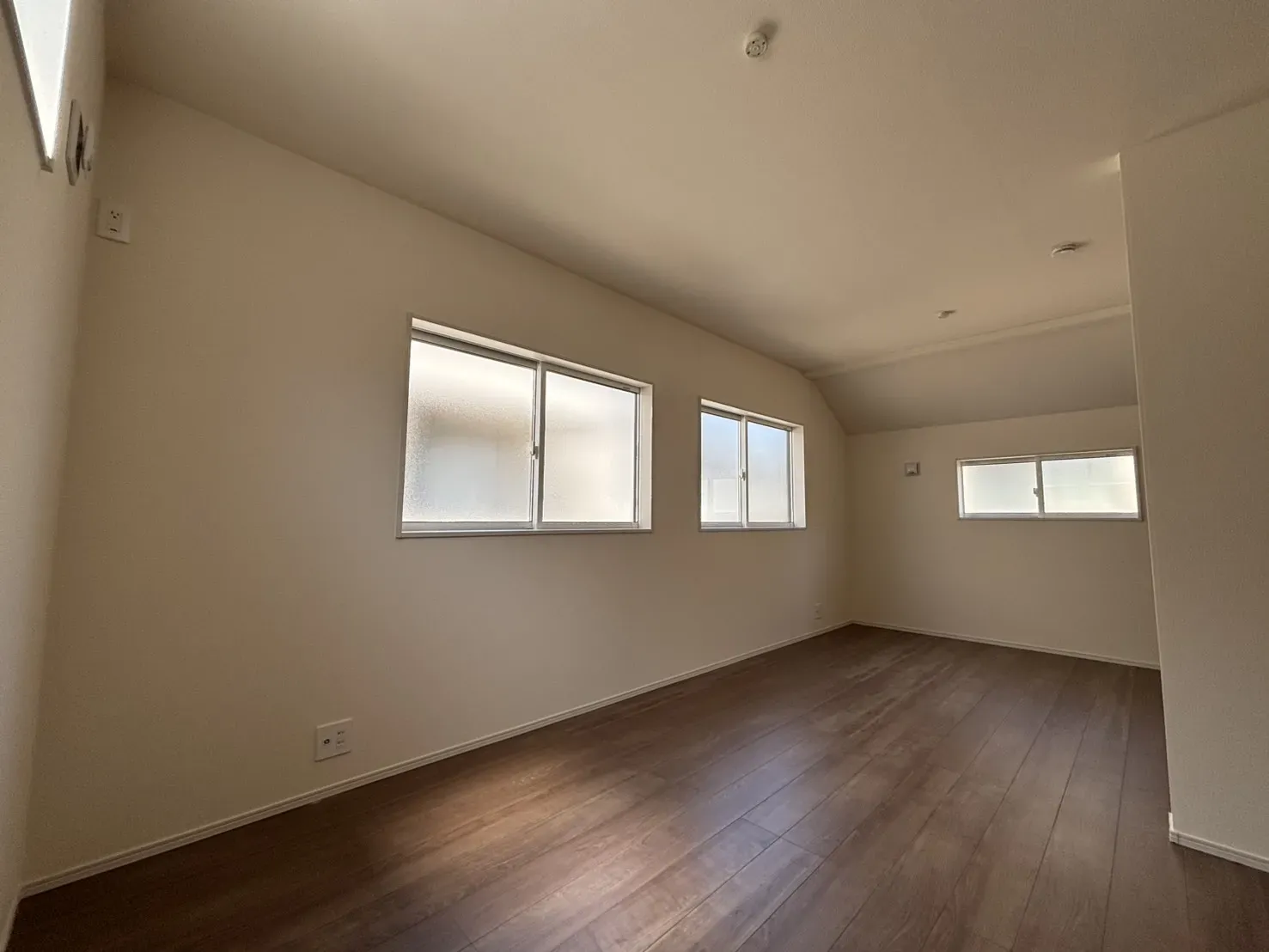 【2号棟】洋室9.5帖(壁設置で2部屋に分割可)