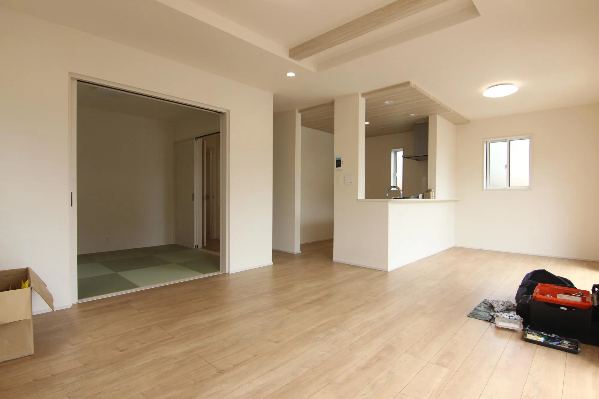 広々としたリビングが魅力的♪日当たりもよく居心地の良い空間です。自然と家族が集まりコミュニケーションが弾みそうですね◎