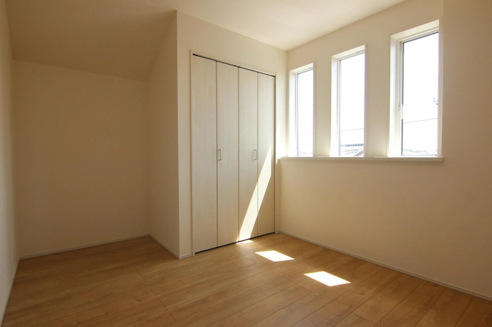 収納付き全居室なのでとても便利な仕様です♪お洋服がたくさんのご家族も安心です☆