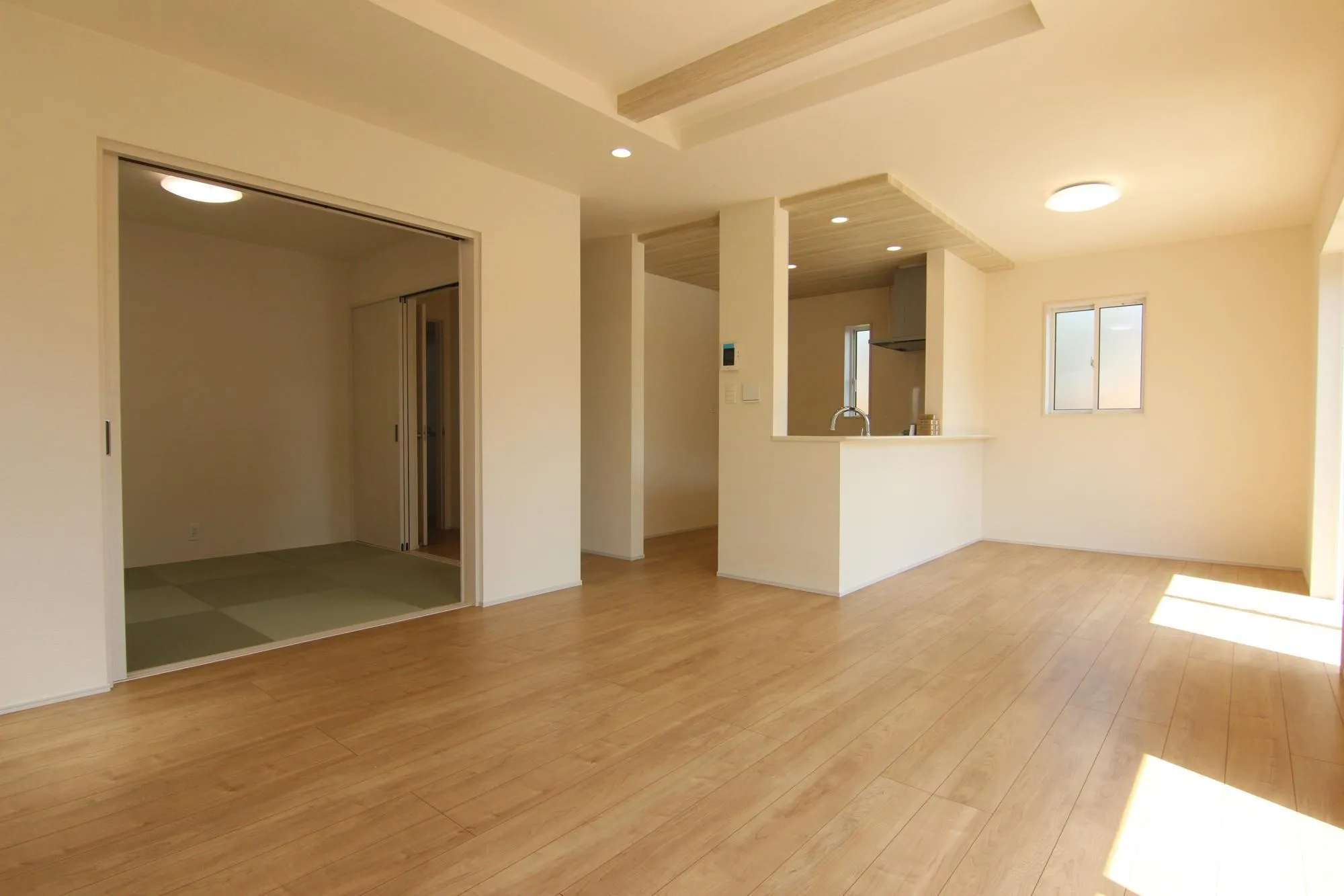 広々としたリビングが魅力的♪日当たりもよく居心地の良い空間です。自然と家族が集まりコミュニケーションが弾みそうですね◎