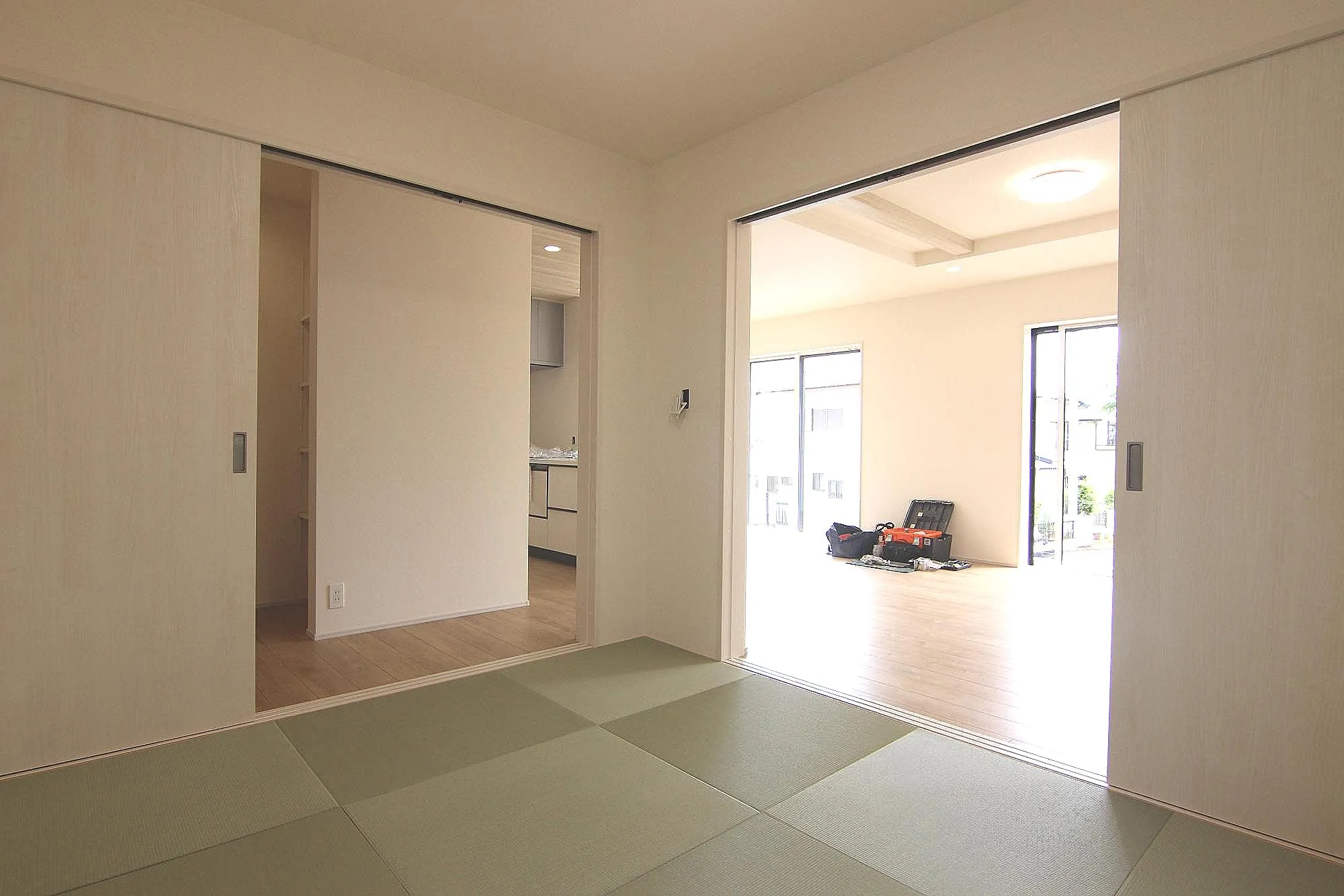 畳に座ったり、ごろんと寝転がった時の安堵感は独特のものです。やさしい手触りや素朴なぬくもりが安らぎを与えてくれます。