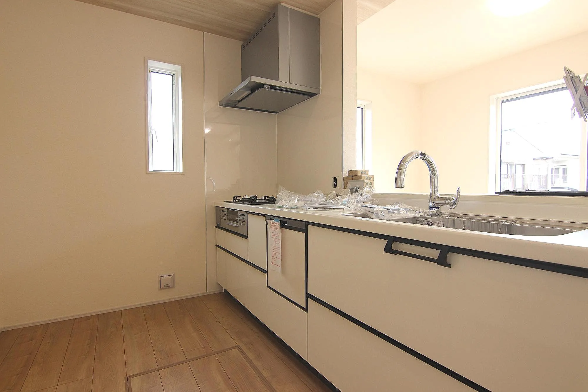 キッチンからリビング全体を見渡せ、そして、家族全員と会話ができる人気の高いオープンキッチン。大型の食器棚も設置できる広々としたキッチンスペースも魅力です♪