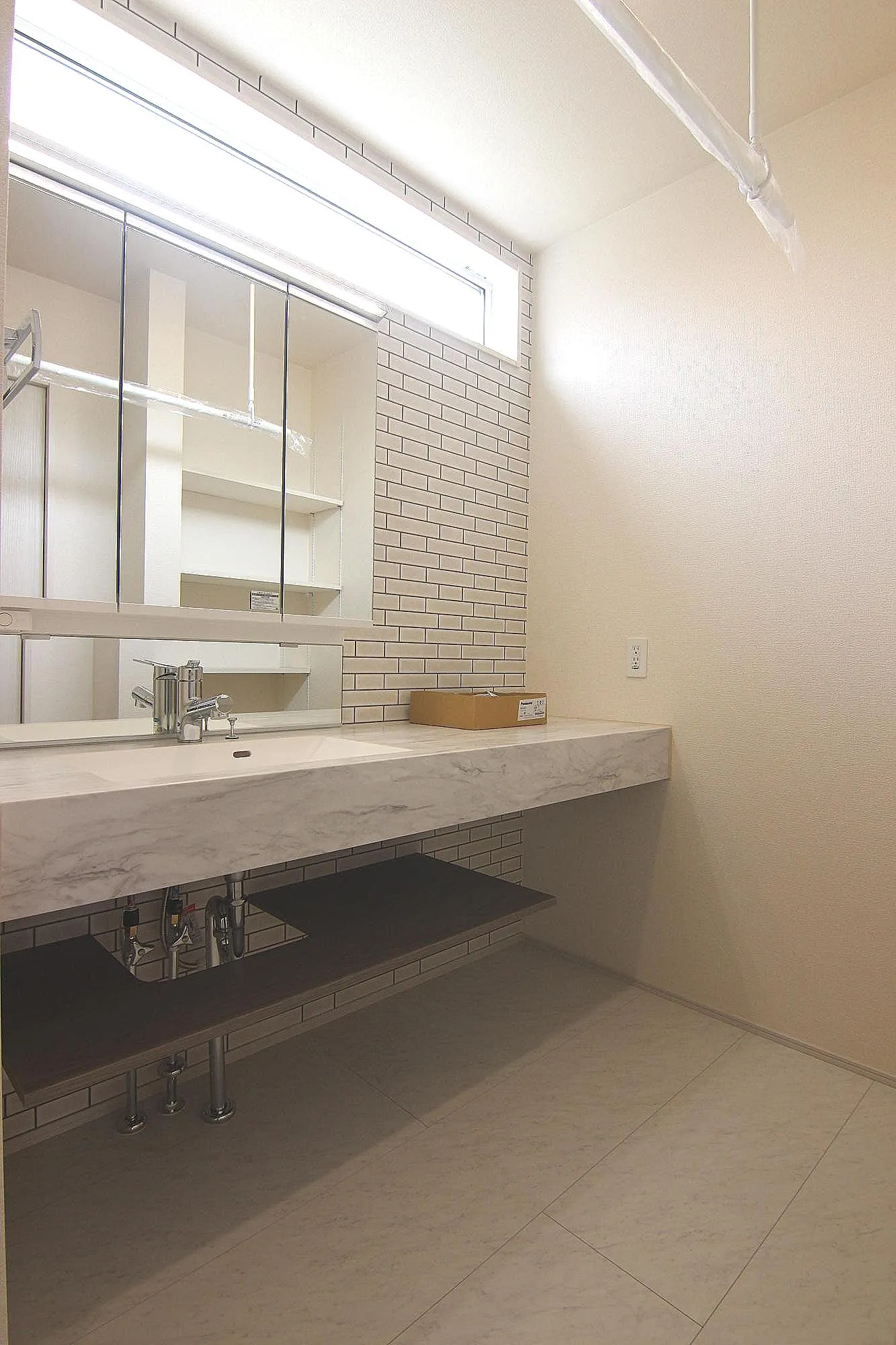 ワイドな洗面化粧台は朝のメイクやヘアセットなどの身支度もストレスなくこなせます。サニタリー収納もあるので、タオルなども綺麗に収納できて見た目もスッキリ♪