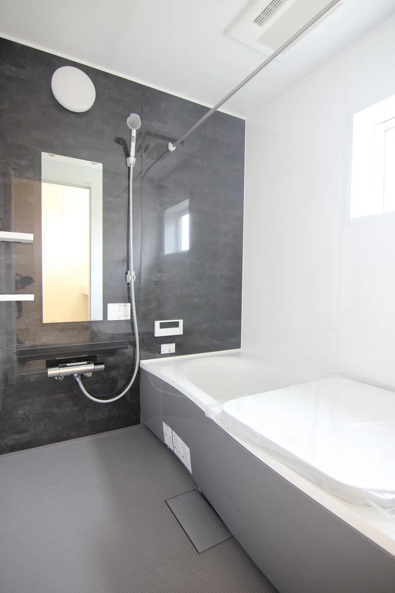 広々バスルーム。お子様とのふれあいの場所としても大切な空間。一日に疲れを癒す広々バスルームです。浴室乾燥機付きなので雨の日の洗濯はもちろん、換気が常にできてカビ防止に大活躍♪