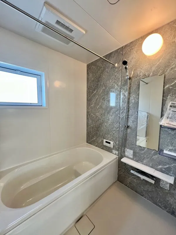 <1号棟>
ゆったりとしている浴室は、日々の疲れを癒す空間になっております。