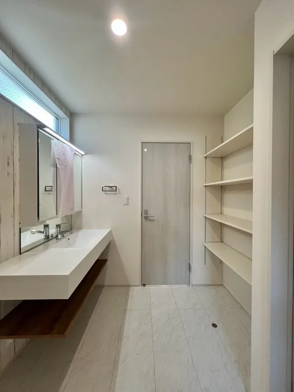 <1号棟>
洗面所は広々としており、収納力高く、洗面化粧台もオシャレです。