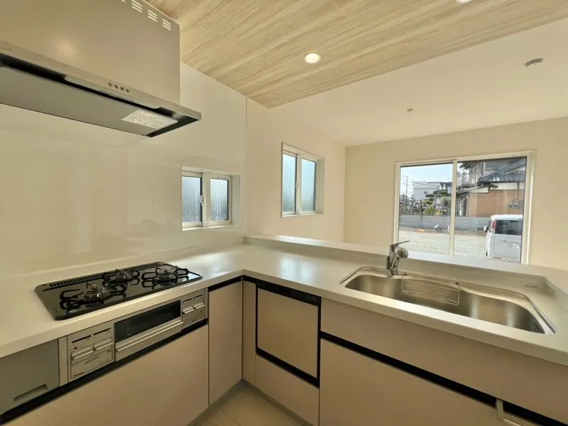 スペースを有効活用したL字キッチンは料理が捗ります。