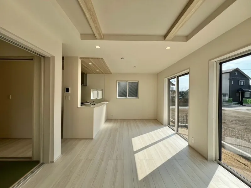 <1号棟>
陽の光が差し込み家族が集まる空間が明るいです。