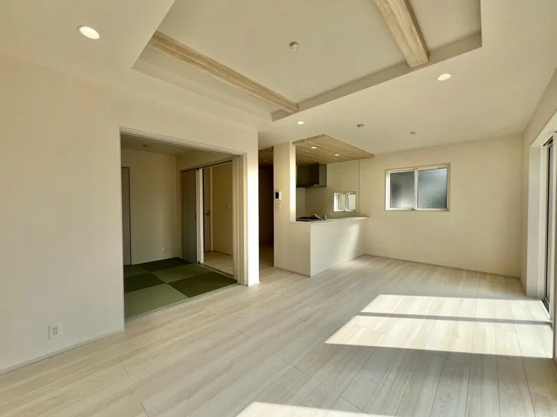 <1号棟>
折上げ天井に隣接した和室があることにより広々とした空間になってます。