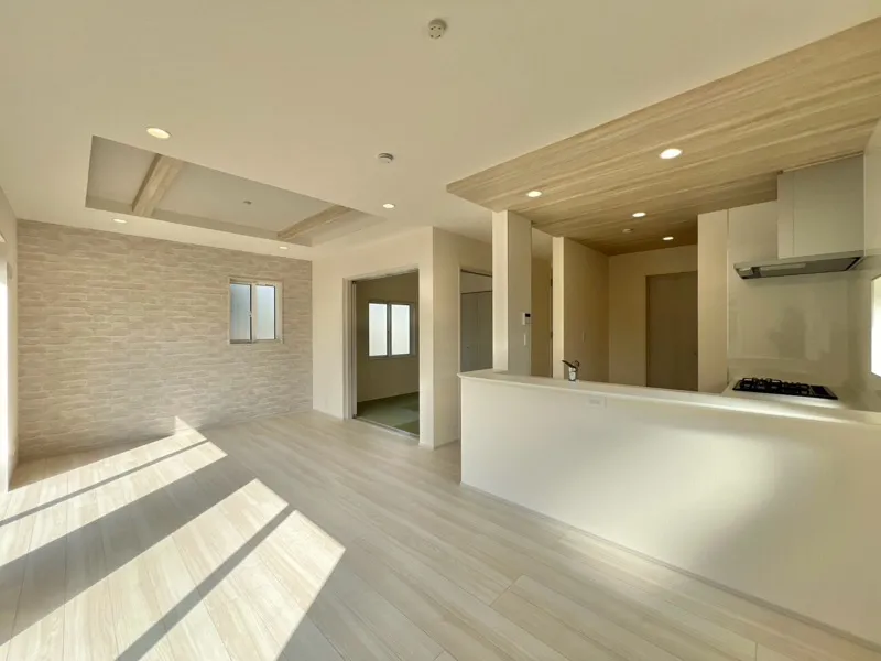 <1号棟>
家具の色が合いやすい白を基調にしたリビング。