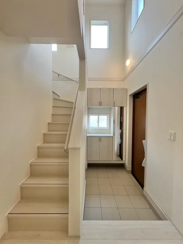 <1号棟>
玄関上部が吹き抜けており、玄関に入った時の開放感と2階窓からの日が差し込んで明るい空間になっております。