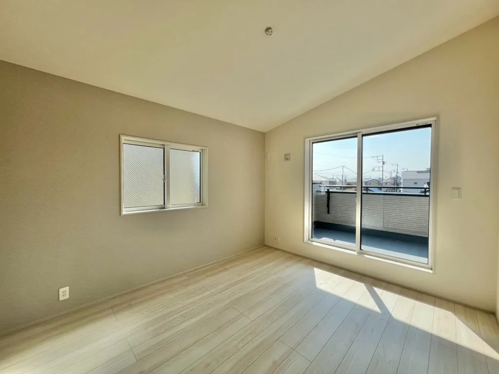 <1号棟>
勾配天井になっており開放感のある空間になっております。