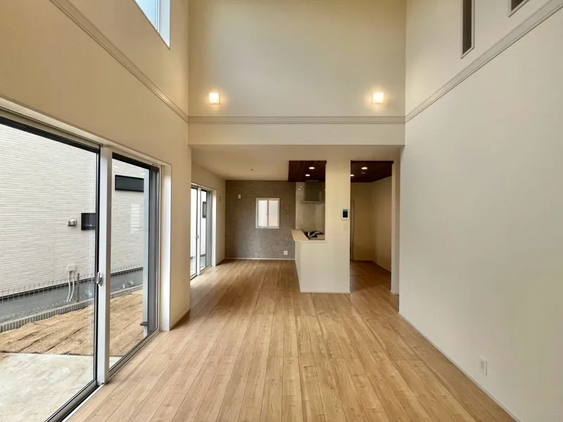 <2号棟>
リビング上部が吹抜けており、開放感のある空間です。