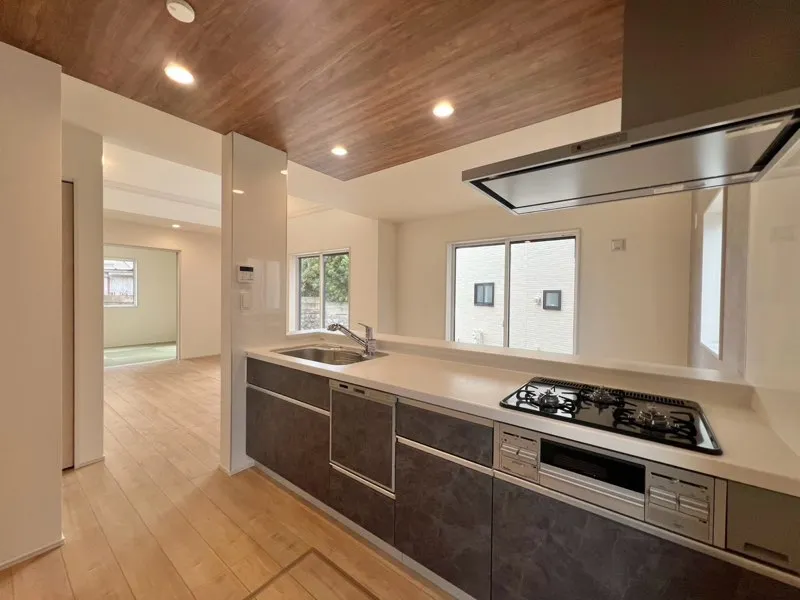 <2号棟>
落ち着いた色合いのキッチンはオシャレと機能性が高いです。