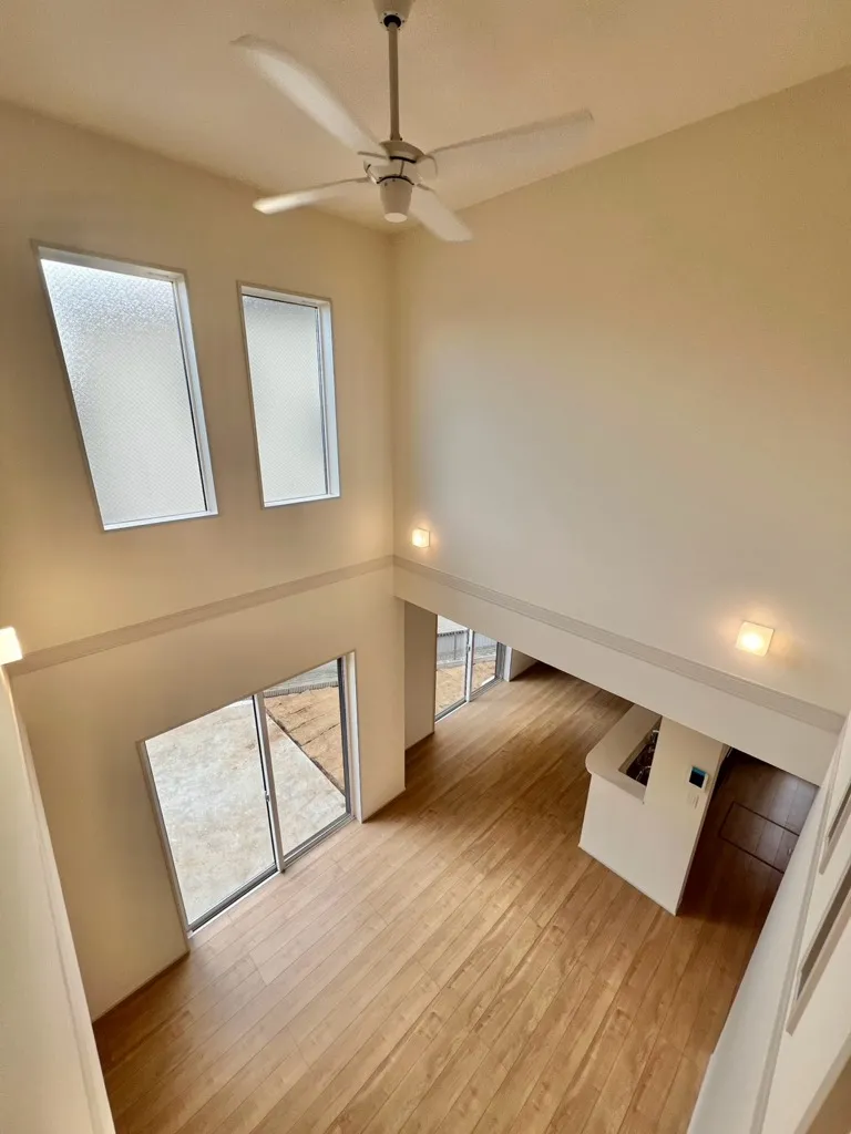 <2号棟>
吹抜けになっており開放感がございます。