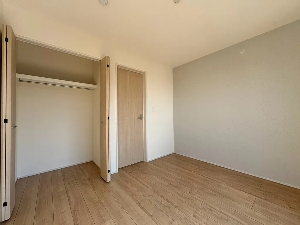 真ん中5.25畳　洋室①　バルコニーに直接出ることが可能です!