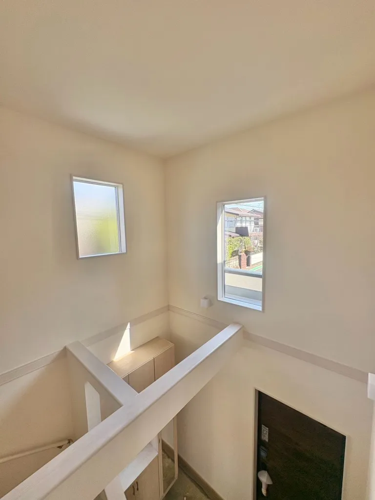 明るく開放感のある玄関吹抜を採用しております。照明をつけなくても明るい空間が広がります!