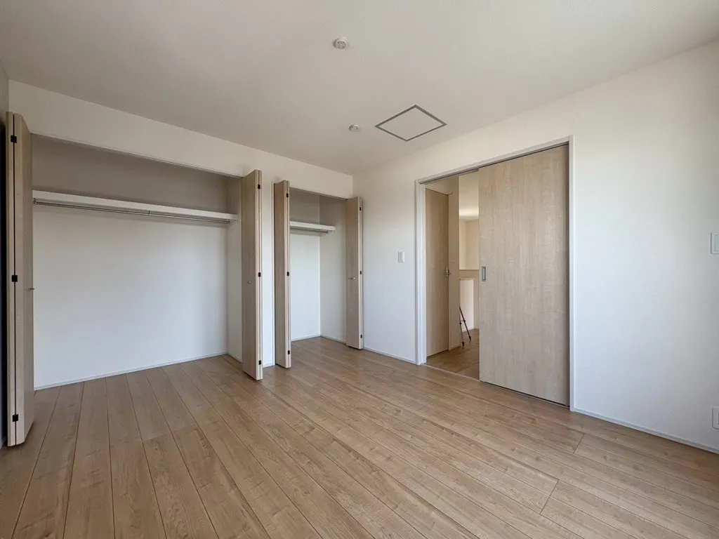 主賓室7畳　広い2面のクローゼット!衣類の収納には、強い味方!