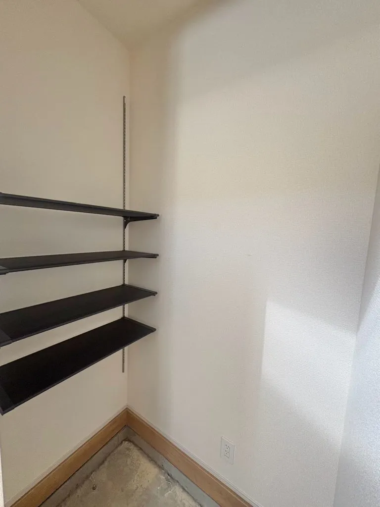 玄関土間収納!4段可動棚がございます。ゴルフバックもらくらく収納可能です!
