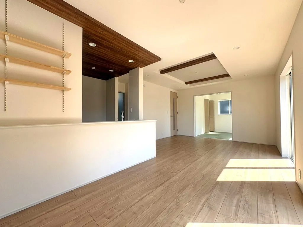 キッチンには、ポップアップ天井を!リビング部分には、折上天井を採用しております。