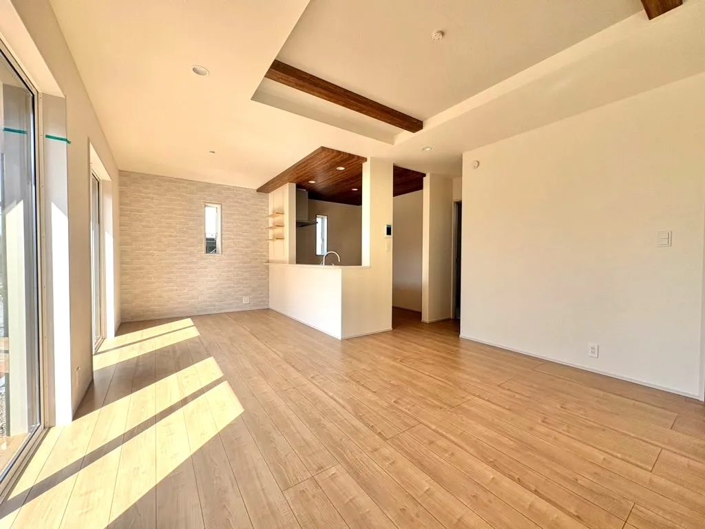 17.125畳の広いリビング!壁には3段可動棚があり、小物の設置にとても便利です!